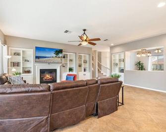 Stunning Home - Pool/Spa,Tiki Bar,Cls 2 Wineries! - Wildomar - Living room
