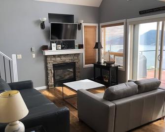 Off season rates. Fire table, steps to pool fantastic view! - Fintry - Living room
