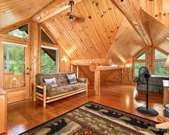 Beautiful Log home-Lake Superior view, peaceful, wooded, private, convenient - Beaver Bay - Living room