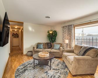 Walk to Lake Beach Glenwood Vacation Rental! - Glenwood - Living room