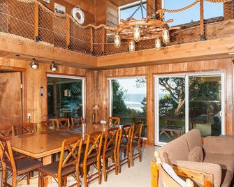 Nautical themed oceanfront home, spectacular views, and wheelchair accessible - South Beach - Dining room