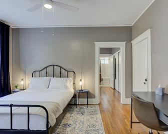 Mid Century Modern Midtown Apartment Close to all! - Memphis - Bedroom