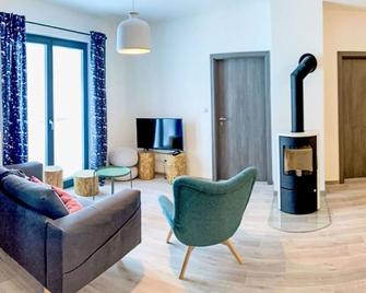 Beautiful apartment for 5 guests with WIFI, TV and parking - Schlackenwerth - Wohnzimmer
