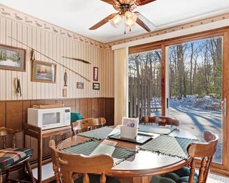 Cozy, family-friendly, riverview condo w/ a furnished patio & gas fireplace - Eagle River - Dining room