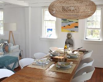 Sanctuary House: An ocean-view farmhouse retreat - Chilmark - Essbereich