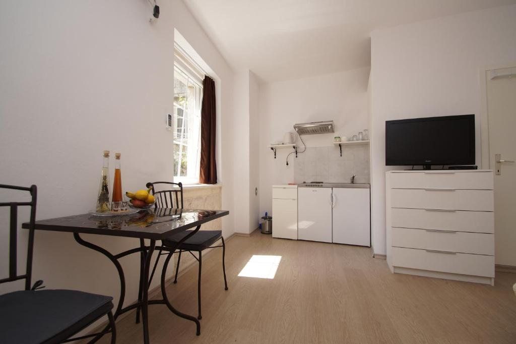 وايت هاوس أبارتمنتس - كوركولا - غرفة طعام