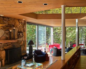 Stunning Modern Luxury Waterfront with its Own Brook/Waterfall. - Mount Desert - Living room