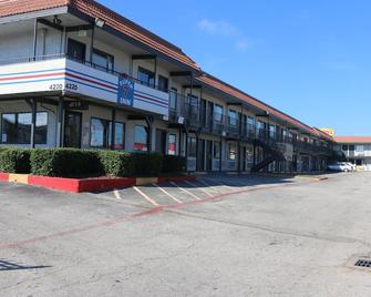 Super 7 Inn Dallas-Southwest - Dallas - Edificio