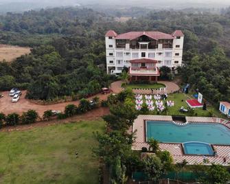 At Yog resort we invite you to come, unwind in the lap of nature. - Sawantwadi - Building