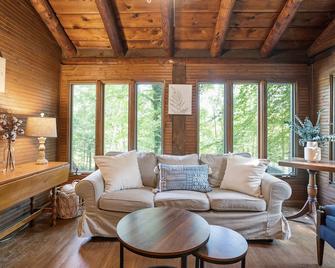 Cozy Pines Tree house, HotTub, Basketball, Fireplace, 9 acres - Columbus - Living room