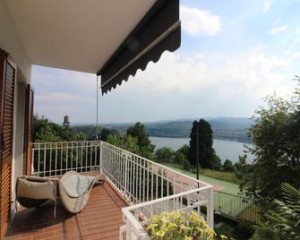 Overlooking Lake Orta. Plenty of room, private garden with pool - Ameno - Balcón