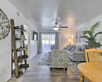 Downtown Gilbert Condo with Screened Porch! - Gilbert - Living room