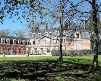 Beautiful 2-bedroom, 1-bathroom suite in a Sologne chateau - Salbris - Edificio