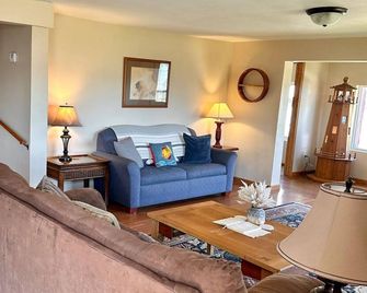 Lake Michigan views! Complimentary housekeeping with monthly stays Mar-Apr. - Two Rivers - Wohnzimmer
