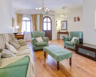 Charming 3BR Townhouse with Terraces in Balzan by 360 Estates - Balzan - Living room