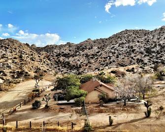 Rancho Pionera: 5 Min Stroll To Pappy & Harriet's! Hottub, Views, Pool - Pioneertown - Vista del exterior