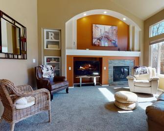 Family-Friendly Home With Hot Tub & Close To Usafa - Colorado Springs - Wohnzimmer