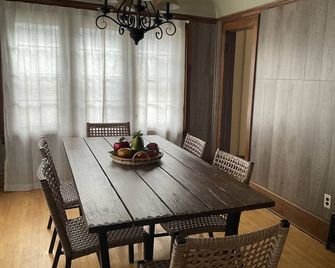 ✺ La Casita ✺ 3 Bedrooms ✺ Spacious Parking ✺ - West Allis - Dining room