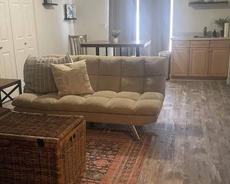 Quiet and comfortable home near SLC and ski resorts - North Salt Lake - Living room