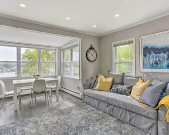 Lakeview Cozy Home - 2-Bedroom Cottage in Hopatcong, NJ - Hopatcong - Living room