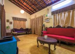 6 BHK Private pool Portuguese villa 500m Candolim - Baga - Living room