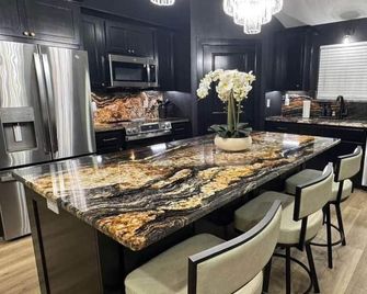 Casino Royale near WinStar - King Suite - Thackerville - Cocina