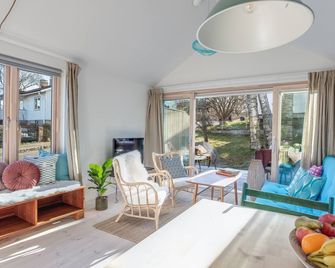 Sparkling newly built house close to city & nature - שטוקהולם - סלון