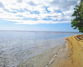 Stylish Condo Just Steps from the Beach - Coxen Hole - Beach