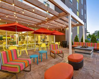 Home2 Suites by Hilton Queensbury Lake George - Queensbury - Innenhof