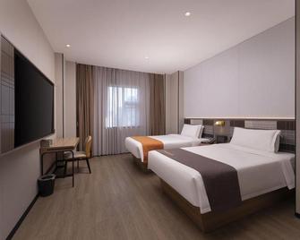 Home Inn Plus Lianyungang Suning Plaza Pedestrian Street - Lianyungang - Makuuhuone