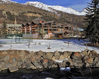 Le Monetier Les Bains: sunny modern flat close to village centre and ski lifts - Le Monêtier-les-Bains - Pool