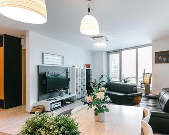 سلافيك سبيشوس أبارتمنت باي تشورز - براتيسلافا - غرفة معيشة