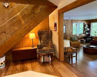 Terrapin Station - Lakeside Rustic 3 Home on Lake Winona - Ashland - Living room