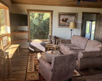 Little Juniper Cabin - Ennis - Living room