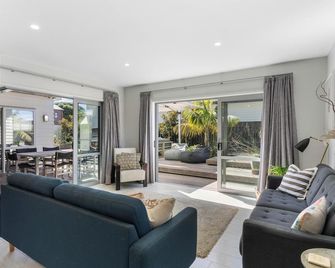 Sun and Surf Retreat - Papamoa Beach Holiday Home - Papamoa - Wohnzimmer
