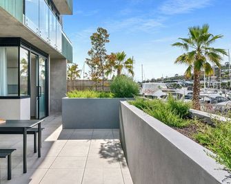 Boutique Waterfront Apartment - The Wheelhouse - Praia Safety - Varanda