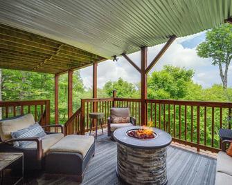1 Mi to Beech Mtn Cabin with Fire Pit and BBQ! - Beech Mountain - Balcony