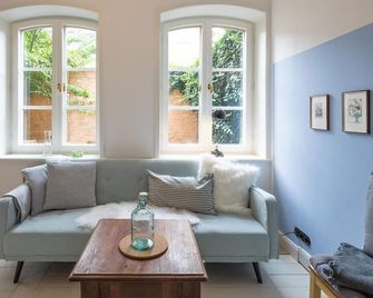 Ferienwohnung Altes Kontorhaus Kajüte in Husum für bis zu 2 Personen - Husum - Wohnzimmer