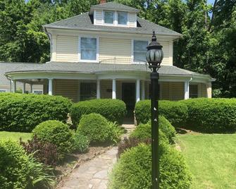 Beautiful Victorian built in 1912 “The Brookside Manor” in Berkeley Springs WV - Berkeley Springs - Budynek