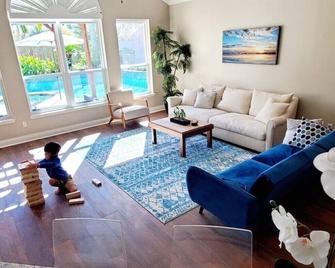 Beach Themed Oasis with Jacuzzi/Pool close to Kemah Boardwalk, Galveston, Nasa - League City - Living room