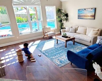 Beach Themed Oasis with Jacuzzi/Pool close to Kemah Boardwalk, Galveston, Nasa - League City - Вітальня