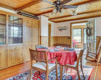 Near Mississippi River! Countryside Family Retreat - Eastman - Dining room