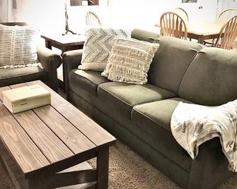 Tranquil Secluded Getaway With Spectacular Mountain Views - Kunkletown - Living room