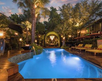 Spacious Dallas loft with fireplace, pool, and luxury amenities near Downtown. - Dallas - Pool