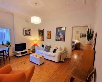 Classic Bondi 1 bed a few steps from the beach - Sydney - Living room