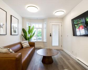 Executive townhome in downtown Langley - Langley - Living room