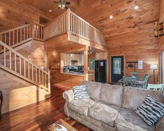 Spectacular Log Cabin Home 45 minutes to Asheville - Marion - Living room