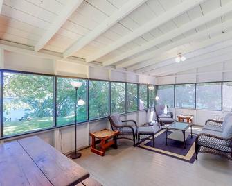 Dog-friendly cabin right on the lake with lots of space, screened porch, & boats - Charlotte - Living room