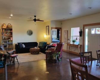 8 Mile Farm Bed & Breakfast - The Dalles - Huiskamer