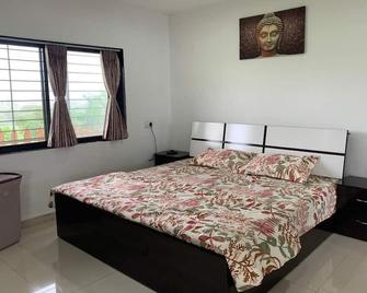 A lovely and cozy Farm Cottage amidst nature where you can be yourself! - Nashik - Bedroom